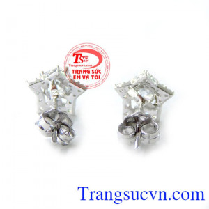 Hoa tai được thiết kê với những viên đá nhỏ trắng sáng trên nền vàng trắng 10k kết thành ngôi sao 5 cánh nhỏ xinh mang lại may mắn cho người sử dụng.