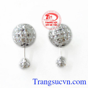 Hoa tai kiểu dáng chế tác đẹp, tinh xảo, trẻ trung kết hợp với trang phục dễ dàng,xinh đẹp.