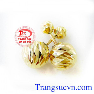 Hoa tai vàng phay được khách hàng ưa chuộng khi sử dụng sản phẩm là món quà ý nghĩa dành cho phái đẹp. Hoa tai hộ mệnh đeo hợp thời trang giao hoa tai toàn quốc, thanh toán an toàn tuyệt đối.