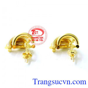 Hoa tai vàng 10k tạo điểm nhấn thiết kế nhẹ nhàng đơn giản tạo vẻ đẹp thanh lịch cho phái nữ. 