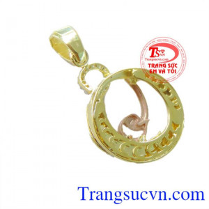 Mặt dây chuyền kết hợp được với nhiều phụ kiện trang sức khác tạo nên vẻ đẹp rạng ngời cho người đeo