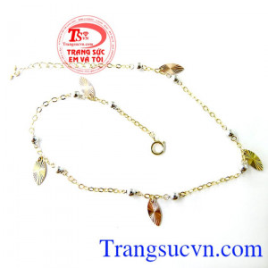 đeo lắc chân nữ vàng là thể hiện sự ràng buộc về tình cảm với một ai đó, và được sự che chở,giữ dìn khỏi thế lực đen tối.