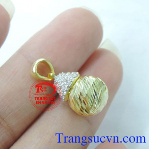 Công ty trang sức em và tôi chuyên bán mặt chuyền nữ,mặt dây vàng đẹp,đeo hợp thời trang,mặt dây chuyền sáng bóng Uy tín về chất lượng ,Sản phẩm kiểu dáng trẻ trung. Mặt dây nữ vàng 10k xinh xắn