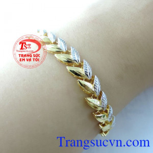 Lắc nữ lá vàng may mắn chế tác tinh xảo tạo nên một sản phẩm nữ trang hiện đại và trẻ trung. 