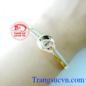 Vòng tay vàng đeo hợp thời trang, chất lượng đảm bảo uy tín, khách hàng ưa chuộng nhiều năm.