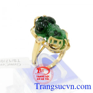 Nhẫn nữ tỳ hưu vàng tây chế tác tinh tế mang đến những đường nét sáng,bóng bền đẹp cho chiếc nhẫn nữ đeo hợp thời trang,chất lượng vàng được đảm bảo uy tín. Khách hàng ưa chuộng sản phẩm nhẫn nữ vàng tây bền đẹp.