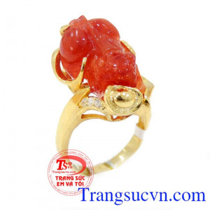 Nhẫn vàng tỳ hưu đỏ phù hợp cho người mệnh Hỏa và Mệnh Thổ,Nhẫn vàng tỳ hưu đỏ là món quà tặng sinh nhật ý nghĩa