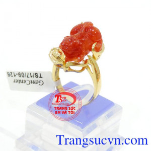Nhẫn vàng tỳ hưu đỏ phù hợp cho người mệnh Hỏa và Mệnh Thổ,Nhẫn vàng tỳ hưu đỏ là món quà tặng sinh nhật ý nghĩa