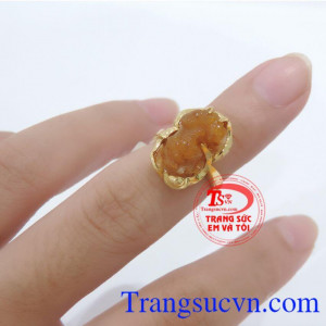 Nhẫn vàng tỳ hưu thạch anh tóc thiên nhiên có Giấy kiểm định Đá Quý và Vàng kèm theo Nhẫn vàng tỳ hưu thạch anh tóc, mang năng lượng tốt cho người đeo,chiếc Nhẫn vàng tỳ hưu thạch anh tóc.