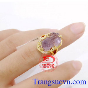 Chiếc Thạch anh tím tỳ hưu nhẫn nữ hộ mệnh cho người mệnh Hỏa và Mệnh Thổ