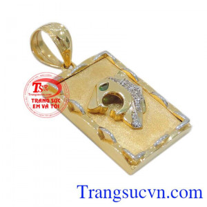 Mặt dây vàng báo đeo cùng dây chuyền vàng tinh tế