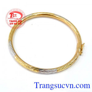 Chiếc vòng tròn tình yêu bảo hành chu đáo.