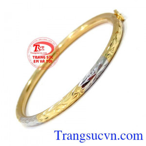 Chiếc vòng tròn tình yêu chất liệu vàng chất lượng đảm bảo tinh tế.