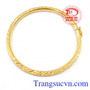 Chiếc vòng tay nữ vàng