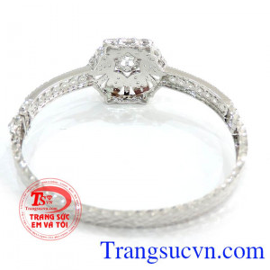 Vòng tay vàng trắng đính đá chất lượng đảm bảo, uy tín. 