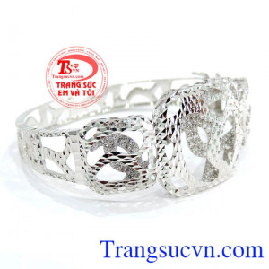 Vòng tay nữ 18k nhập khẩu nguyên chiếc từ Italy. 