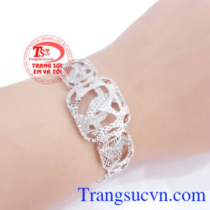 Là món quà tặng nhân dịp 20/10, ngày sinh nhật, kỷ niệm rất tốt. Vòng tay nữ 18k nhập