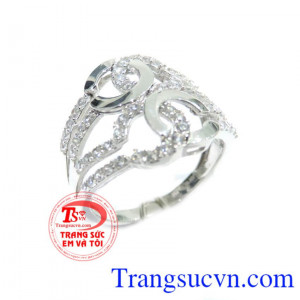 Chiếc Nhẫn nữ 18k trắng Ý đeo tay cho nữ cùng vòng tay vàng, hoa tai vàng trắng thành bộ trang sức đẹp tạo lên sự duyên dáng và tinh tế,Nhẫn nữ 18k trắng Ý bảo hành 1 năm
