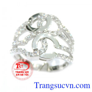 Chiếc Nhẫn nữ 18k trắng Ý đeo tay cho nữ cùng vòng tay vàng, hoa tai vàng trắng thành bộ trang sức đẹp tạo lên sự duyên dáng và tinh tế,Nhẫn nữ 18k trắng Ý bảo hành 1 năm