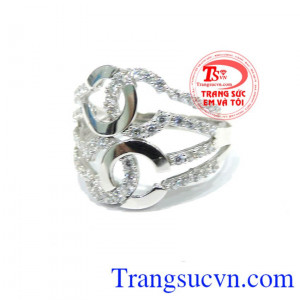 Chiếc Nhẫn nữ 18k trắng Ý đeo tay cho nữ cùng vòng tay vàng, hoa tai vàng trắng thành bộ trang sức đẹp tạo lên sự duyên dáng và tinh tế,Nhẫn nữ 18k trắng Ý bảo hành 1 năm