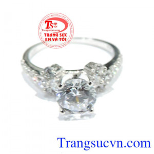 Chiếc nhẫn vàng trắng 18k thể hiện sự sang trọng và đẳng cấp cho người dùng.Nhẫn vàng trắng 18k Ý 