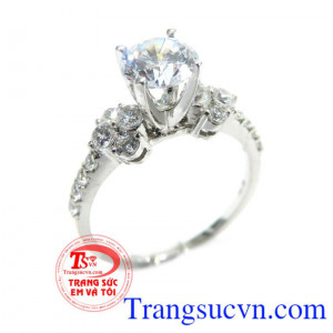 Chiếc Nhẫn vàng trắng 18k Ý chất lượng đảm bảo uy tín,chiêc Nhẫn vàng trắng 18k Ý đẳng cấp tinh tế sáng bóng