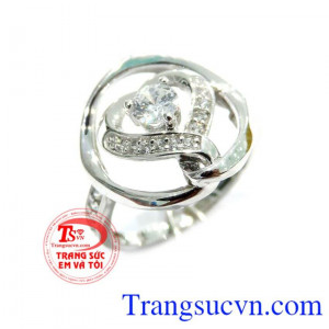 Chiếc Nhẫn vàng trắng nữ 18k nhập khẩu nguyên chiếc chất lượng đảm bảo uy tín, khách hàng ưa chuộng và bình chọn nhiều năm