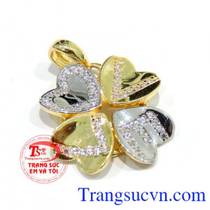 Mặt nữ vàng tây 10k, thiết kế hình cỏ 4 lá cách điệu với những nét lá trái tim thể hiện sự nhẹ nhàng trong tình yêu, thích hợp làm quà tặng cho bạn gái nhân những dịp lễ kỉ niệm