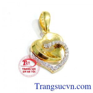 Mặt vàng linh hồn phụ nữ việt , mặt nữ vàng tây thiết kế với những hạt xoàn đính đá hình trái tim uốn cong nhẹ nhàng thể hiện cho người con gái việt với những phẩm chất, chung thủy, giàu tình cảm, yêu thương gia đình.