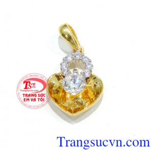 Mặt trái tim đính đá, mặt vàng tây nữ thiết kế trái tim xinh đính đá như hạt ngọc sáng lấp lánh, thiết kế đơn giản, phối hợp giữa sự hài hòa cân bằng thể hiện con tim và lý trí.