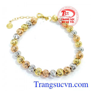 Chiếc Lắc 18k Tiểu Thư dành trên tay ngọc ngà của Tiểu Thư. 