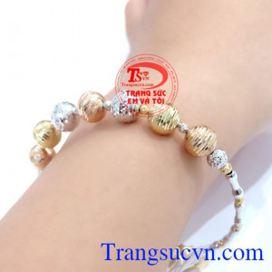 Vòng tay 18k ITaly là món quà được yêu thích dành tặng cho người mình yêu thương. 