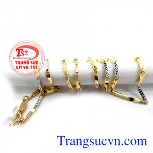 Dây chuyền là một món quà dễ tặng dù là bạn đang muốn tỏ tình với cô ấy, hay muốn dành tặng cho người yêu sự bất ngờ, muốn cảm ơn bà xã vì những điều tuyệt vời nàng đã dành cho gia đình nhỏ thì đây luôn là quà tặng phù hợp, gửi gắm trọn vẹn ý nghĩa mà chà