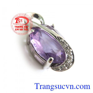 chiếc Mặt thạch anh tím đẹp dành cho nữ đeo cùng dây chuyền vàng trắng và hoa tai thạch anh tím, nhẫn nữ thạch anh tím tinh tế và quý phái 