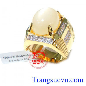 Chiếc nhẫn vàng đá mặt trăng (Moonstone)là món quà sinh nhật cho người mệnh kim.
