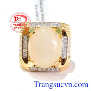 Chiếc nhẫn vàng đá mặt trăng (Moonstone)là món quà sinh nhật cho người mệnh kim.