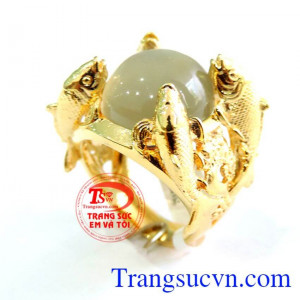 Nhẫn nam Moonstone Cá Vàng là món quà ý nghĩa cho người yêu thương