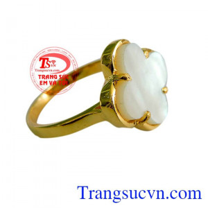 Nhẫn cỏ bốn lá nữ dành cho nữ đeo đẹp,chiếc Nhẫn cỏ bốn lá nữ vàng chất lượng đảm bảo uy tín,Nhẫn cỏ bốn lá nữ uy tín chất lượng.