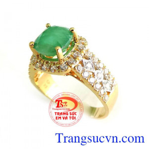 Nhẫn vàng ngọc lục bảo Đeo hợp thời trang hộ mênh,chất lượng vàng đảm đeo bền đẹp sáng bóng,Nhẫn vàng ngọc lục bảo tinh tế và sang trọng dành cho phái đẹp