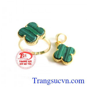 Mặt dây cỏ 4 lá mệnh hỏa 