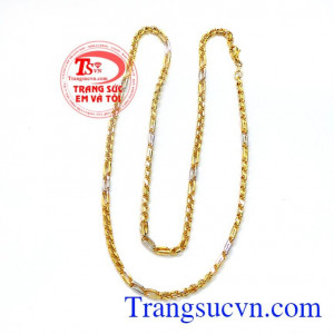 Sản phẩm dễ dàng kết hợp với nhiều loại trang phục, dây chuyền bền đẹp sáng bóng