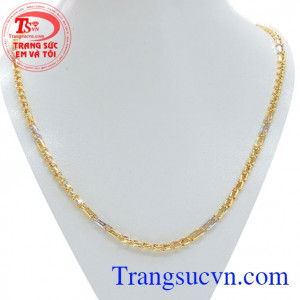 Sản phẩm dễ dàng kết hợp với nhiều loại trang phục, dây chuyền bền đẹp sáng bóng