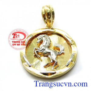 Mặt ngựa vàng được chế tác 3D tinh xảo, chất lượng vàng đảm bào phù hợp đeo cùng dây chuyền vàng và vàng trắng