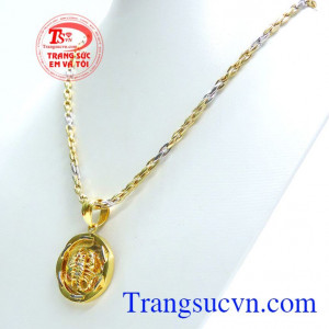 Dây chuyền nam tính kết hợp với mặt dây hình bọ cạp được chế tác cầu kỳ, tinh sảo từng đường nét