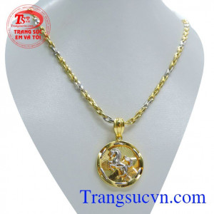 Hơn thế nữa dây chuyền vàng kết hợp với mặt dây hình ngựa càng thể hiện rõ tính cách phóng khoáng, tự do tự tại của người đàn ông có chí lớn
