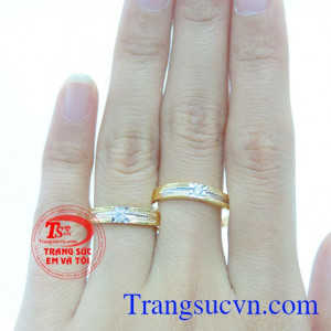 Đôi nhẫn cưới đính đá tình yêu tượng trưng cho tình yêu trọn vẹn của đôi lứa