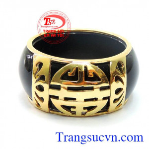 Nhẫn ngọc Trung Hoa Nhẫn ngọc cẩm thạch bọc vàng,Nhẫn ngọc thiên nhiên mang màu sắc đen tuyền huyền bí được chế tác đơn giản nhưng không nhàm chán,những người thợ đã thổi hồn vào tác phẩm bằng việc thêm vàng bọc quanh nhẫn