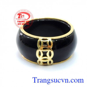 Nhẫn ngọc Trung Hoa Nhẫn ngọc cẩm thạch bọc vàng,Nhẫn ngọc thiên nhiên mang màu sắc đen tuyền huyền bí được chế tác đơn giản nhưng không nhàm chán,những người thợ đã thổi hồn vào tác phẩm bằng việc thêm vàng bọc quanh nhẫn