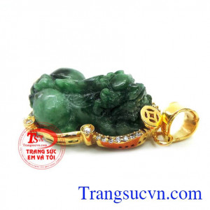 Tỳ hưu làm từ đã cẩm thạch bọc xung quanh bằng vàng sẽ đem lại sự giàu có sung túc