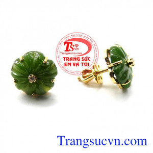 Hoa tai vàng tây độc đáo nữ tính cho bạn nữ với màu xanh lá mang lại may mắn cho người mệnh mộc hoặc hỏa. Hoa tai vàng đính đá xinh xắn